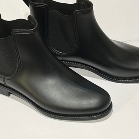 WOMEN ANKLE BOOT

PVC upper
Textile lining
Rubber outsole - Picture 2 of 3